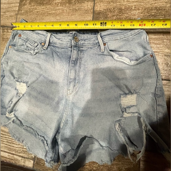 Denizen from Levi’s High-Rise Distressed Shorts Women’s Size 16 - Picture 7 of 9
